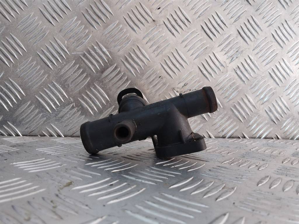 фланец (тройник) системы охлаждения Volkswagen Golf 3 поколение 2000, 1.8 л., i, бензин, 06A121133C - фото №1