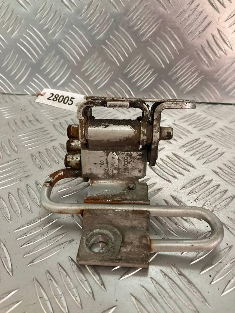 петля двери Volkswagen Passat B5 1997, седан, 4B0831412A - фото №1