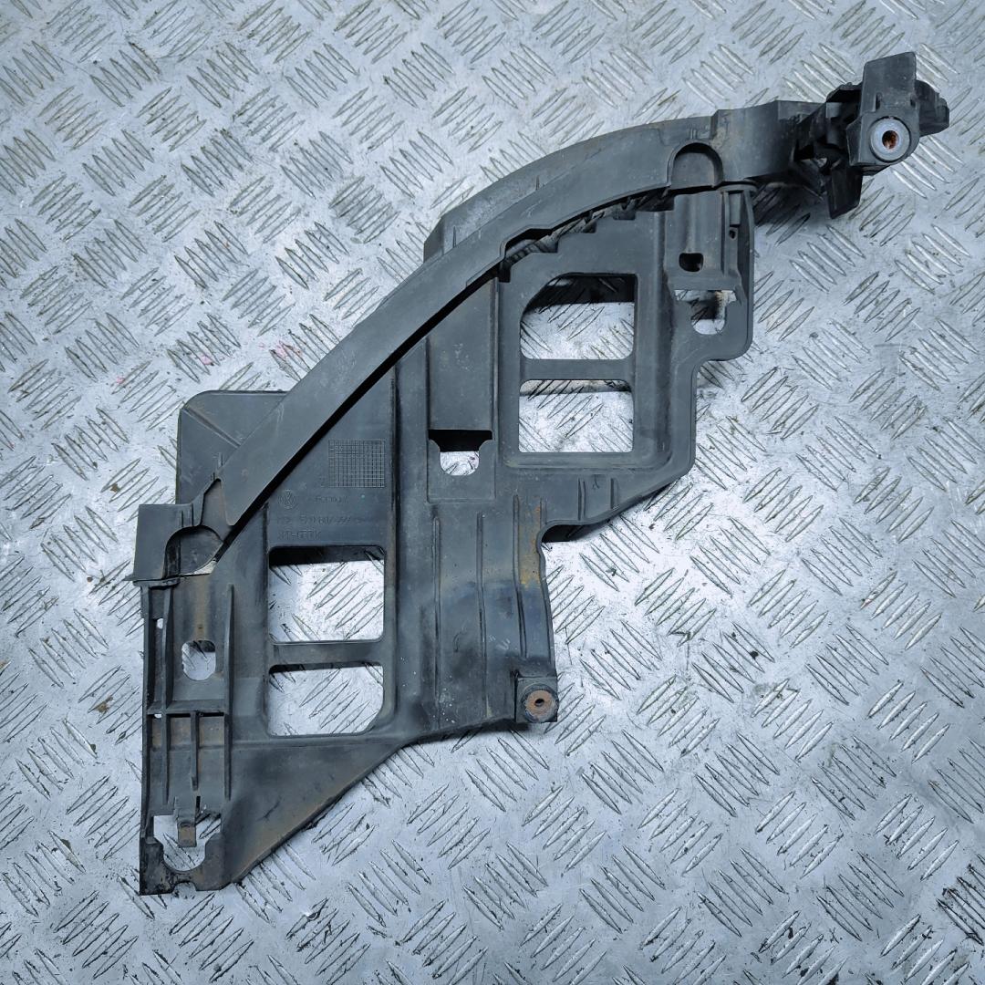 крепление фары левой Volkswagen Golf 6 поколение 2009, 2.0 л., TDi, CBDC, дизель, 5МКПП, голубой, передний привод, правый руль, 5K0807227A - фото №1