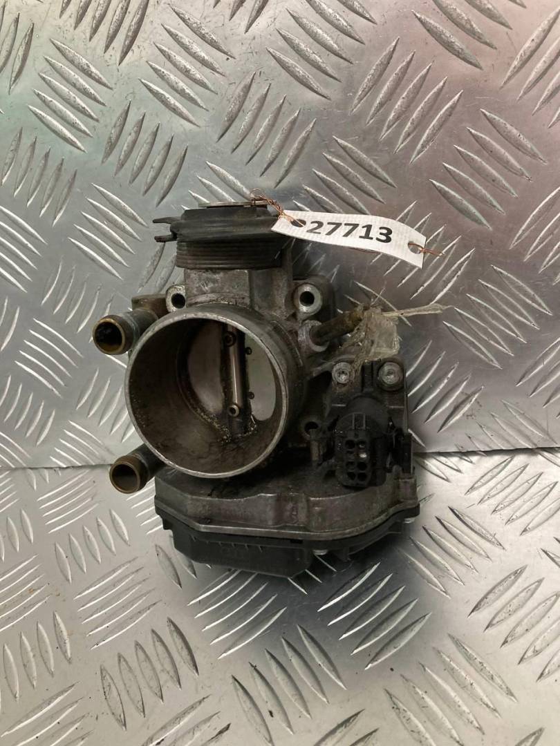 заслонка дроссельная Audi A4 B5 1998, 1.8 л., i, бензин, 058133063H - фото №1