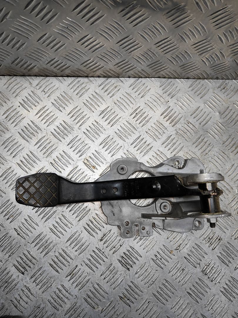 педаль тормоза Volkswagen Passat B6 2009, 2.0 л., TDi, CBAA, дизель, 6МКПП, серебристый, седан, передний привод, правый руль, 3C2721057G - фото №1