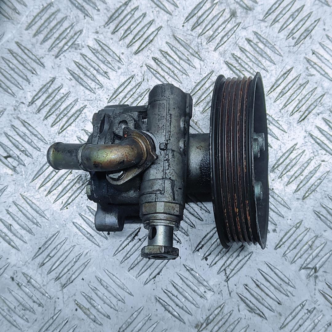 насос гидроусилителя руля Volkswagen Golf 4 поколение 2000, 1.6 л., AKL, бензин, АКПП, передний привод, 1J0422154B, 038145255A - фото №1