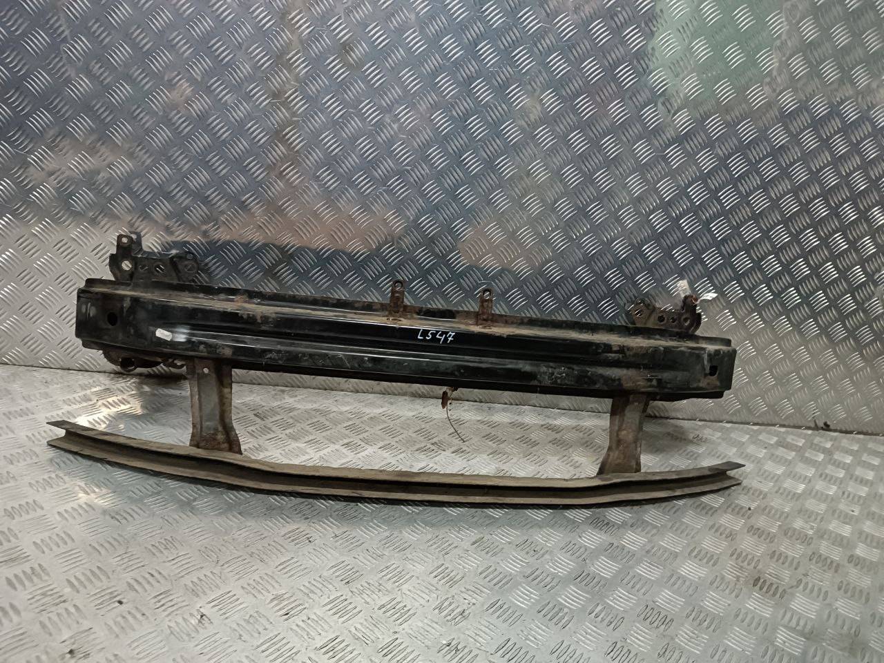 усилитель бампера переднего Volkswagen Passat B6 2009, 2.0 л., TDi, CBAA, дизель, 6МКПП, серебристый, седан, передний привод, правый руль - фото №1