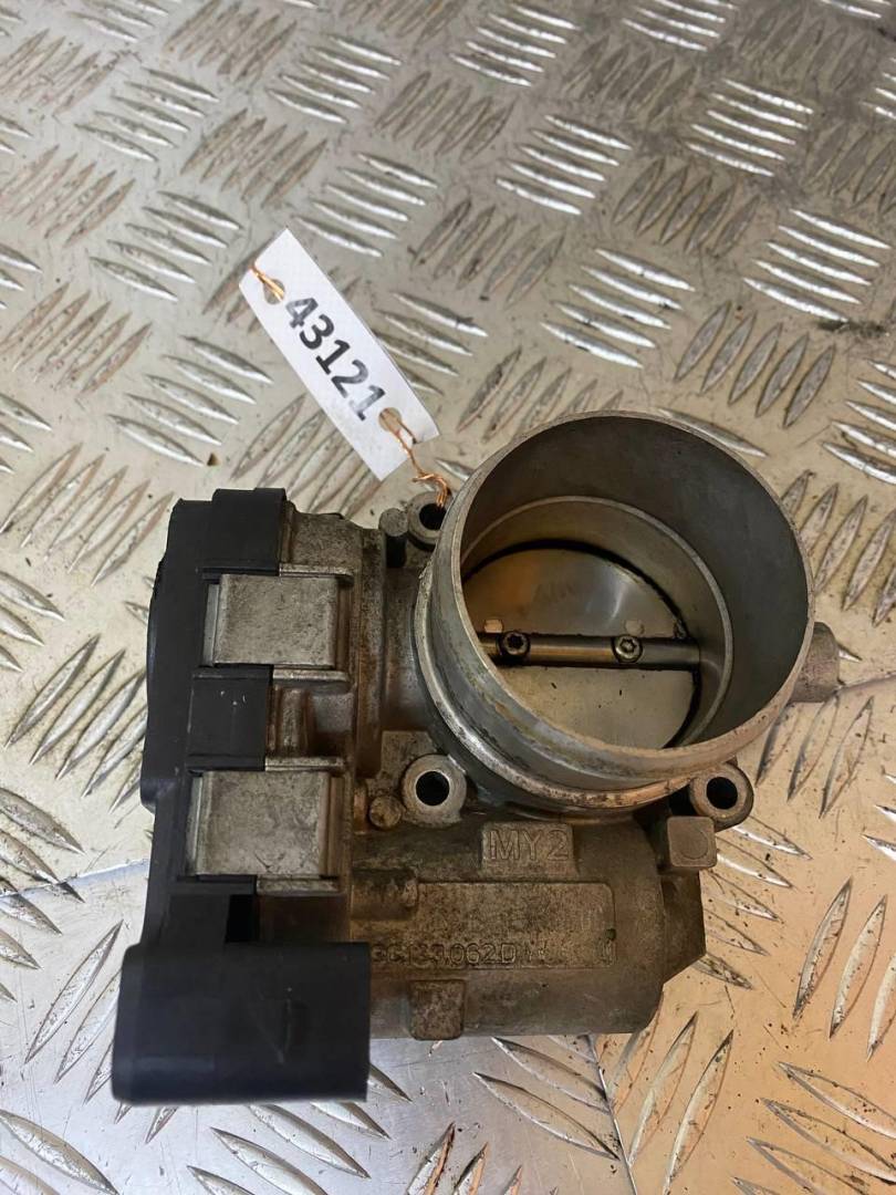 заслонка дроссельная Volkswagen Golf 6 поколение 2010, 1.4 л., TSI, CAXA, бензин, 03C133062D - фото №1