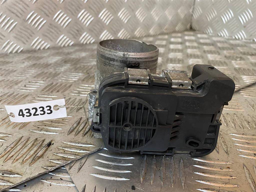 заслонка дроссельная Volkswagen Golf 5 поколение 2007, 1.6 л., FSI, бензин, 03C133062A - фото №1