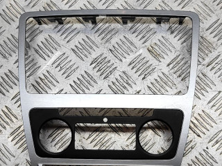 рамка под магнитолу Skoda Octavia RS 2 поколение [рестайлинг] 2011, 2.0 л., TDi, CEGA, дизель, робот, белый, универсал, передний привод, правый руль, 1Z0858069DF