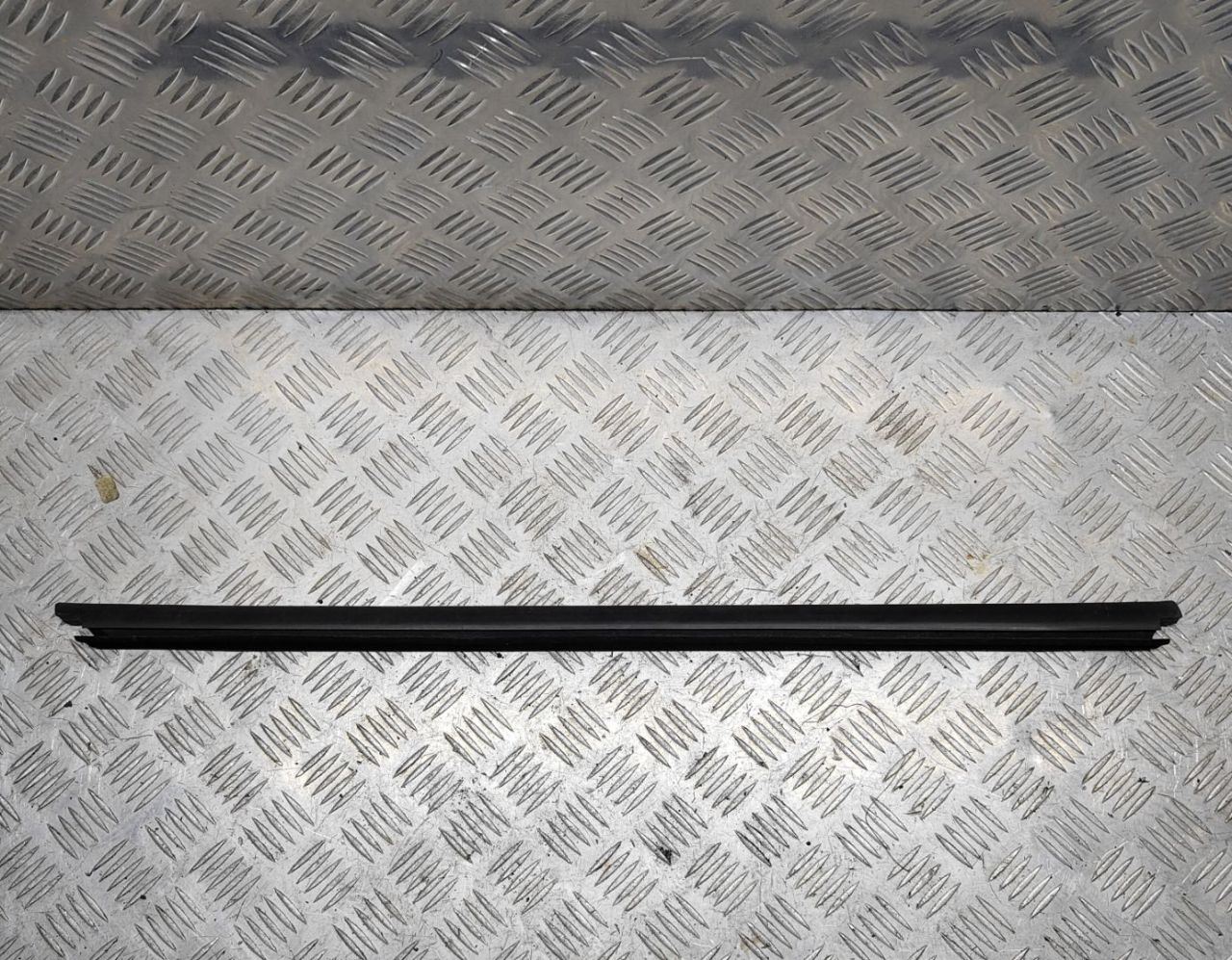 Уплотнитель стекла Renault Logan 1 поколение 2006, седан - фото №1