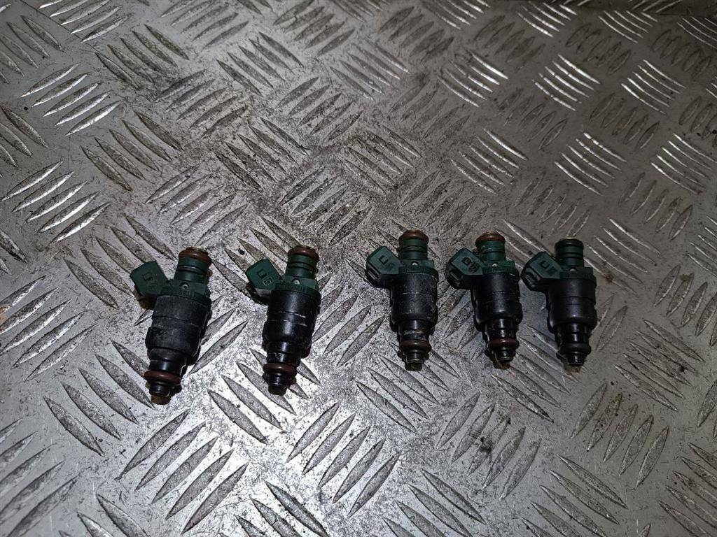 форсунка Skoda Octavia 1 поколение (A4) 1999, 1.6 л., i, бензин, 037906031AA - фото №1