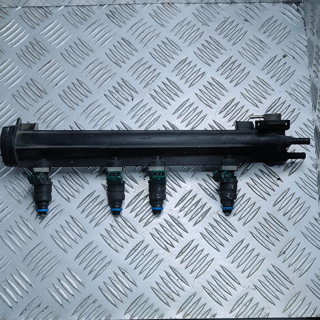 топливная рампа Volkswagen Golf 4 поколение 1998, 1.6 л., i, AKL, бензин, 5МКПП, передний привод, 037133035H, 037906031AA, 06A133317A - фото №1