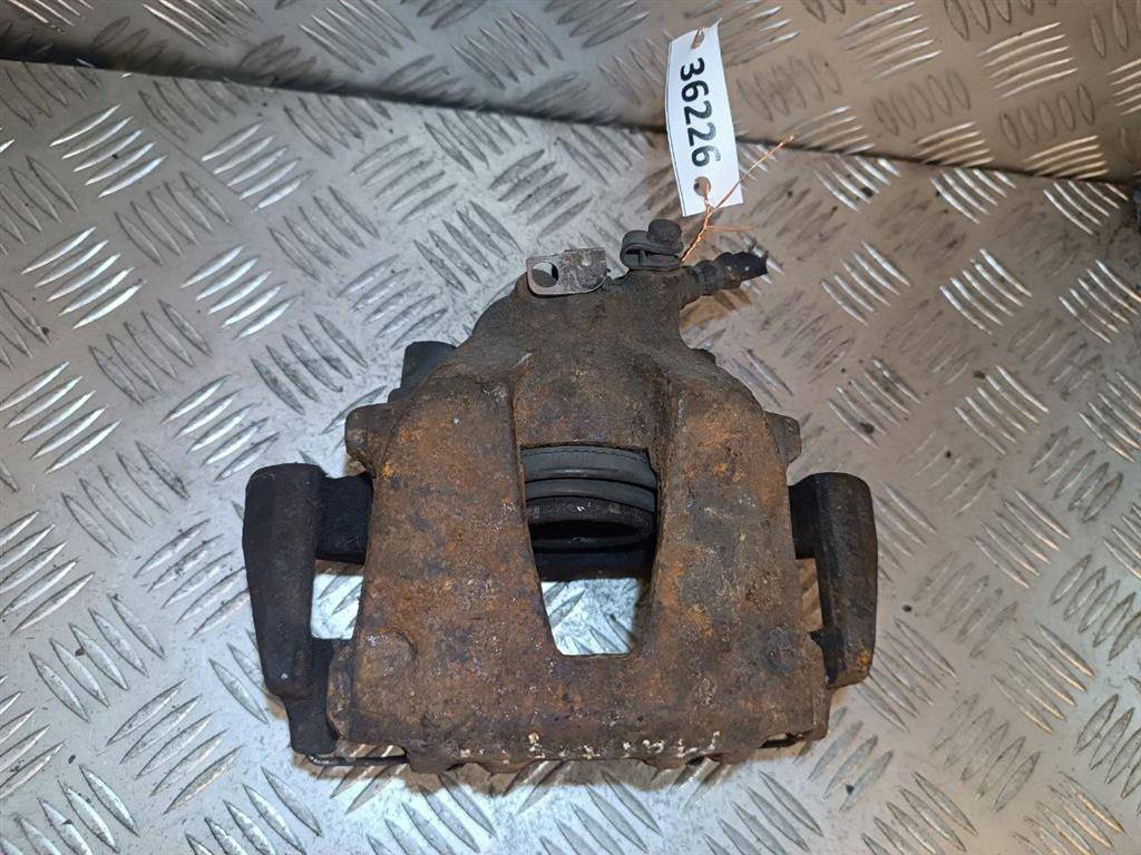 суппорт передний левый Fiat Multipla 1 поколение 2002, 1.9 л., JTD, дизель - фото №1