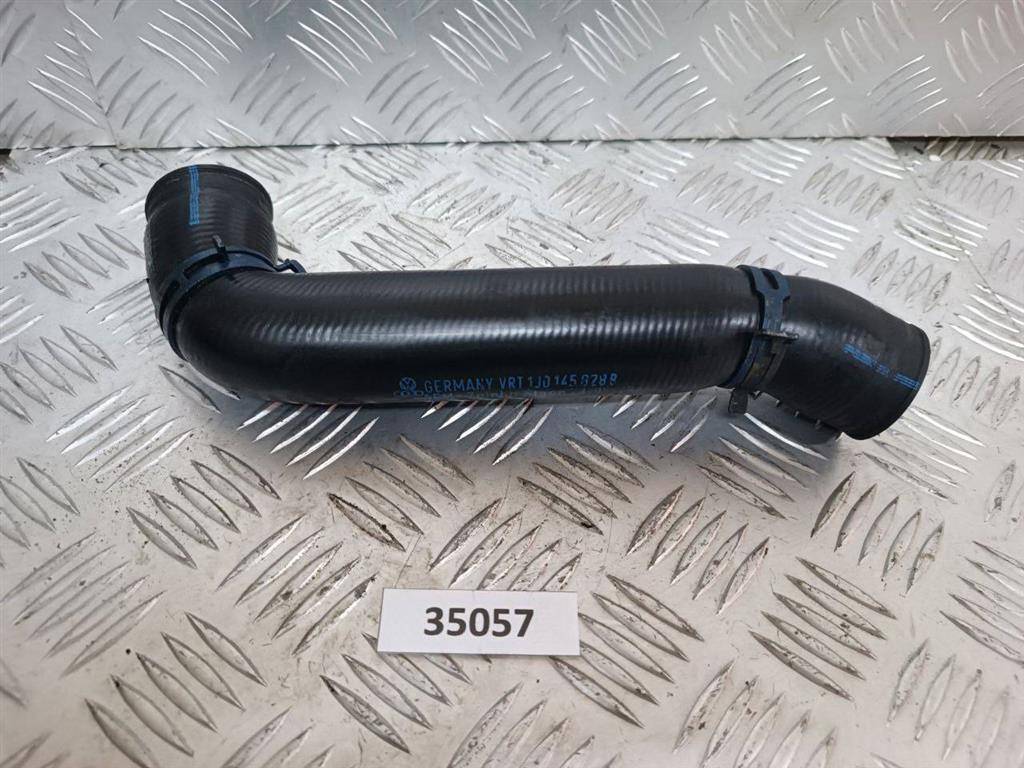 патрубок интеркулера Volkswagen Golf 4 поколение 1999, 1.9 л., TDi, дизель, 1J0145828B - фото №1