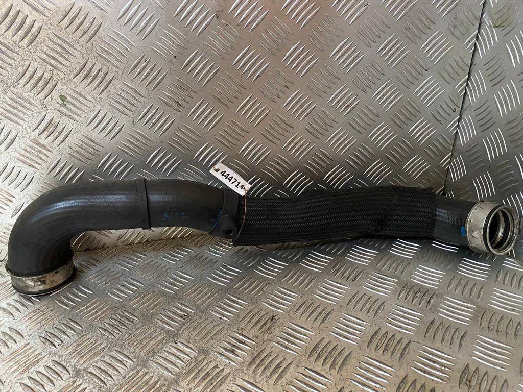 патрубок интеркулера Volkswagen Touareg 1 поколение 2004, 5.0 л., TDi, дизель, АКПП, 7L6145980C - фото №1