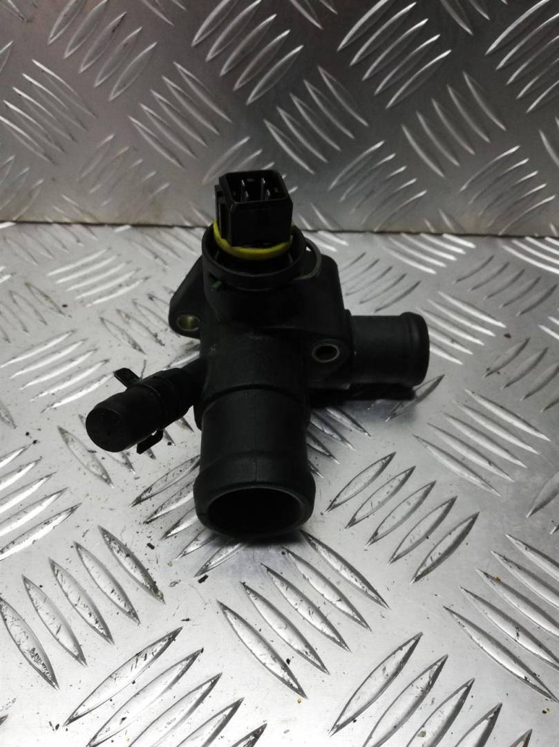 фланец (тройник) системы охлаждения Volkswagen Golf 3 поколение 1996, 1.9 л., TDi, дизель, 028121133B - фото №1