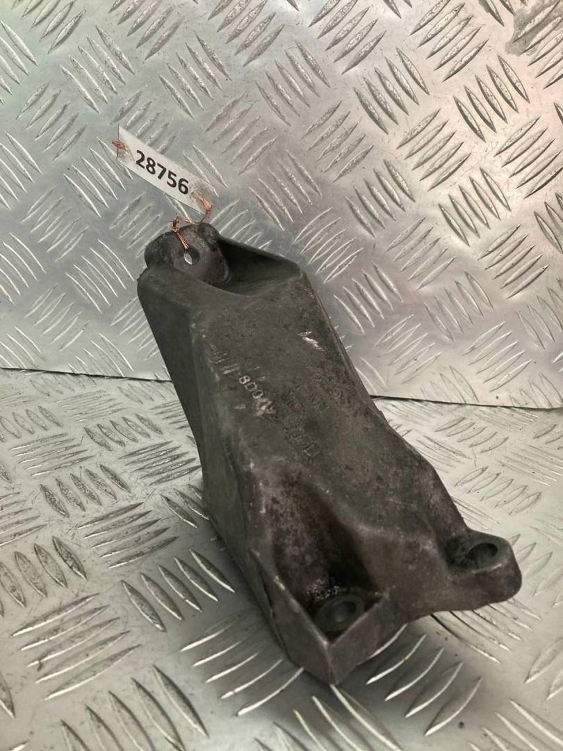 кронштейн двигателя Volkswagen Passat B5 1999, 1.8 л., i, бензин, 8D0199307L - фото №1