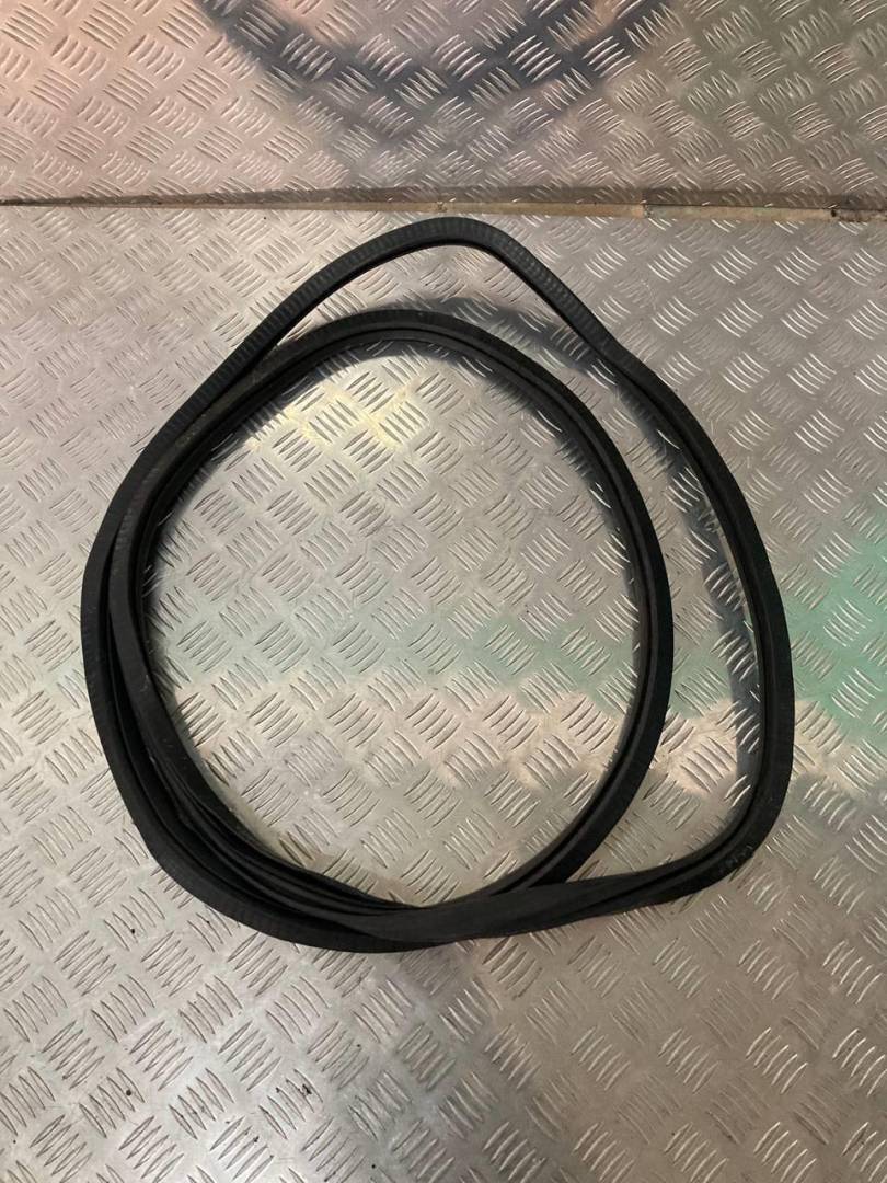 уплотнитель двери Audi A6 4B/C5 2000, универсал, 4B9833721J - фото №1