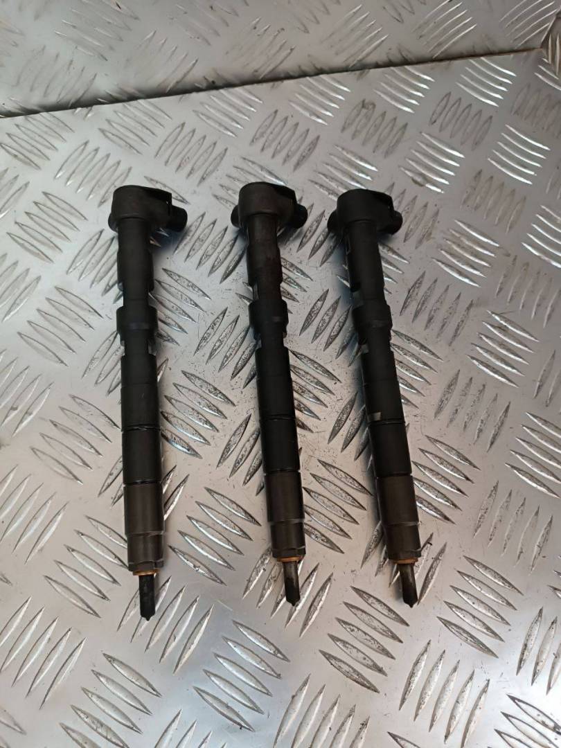 форсунка Skoda Praktik 1 поколение 2010, 1.2 л., TDi, CFWA, дизель, 03P130277 - фото №1