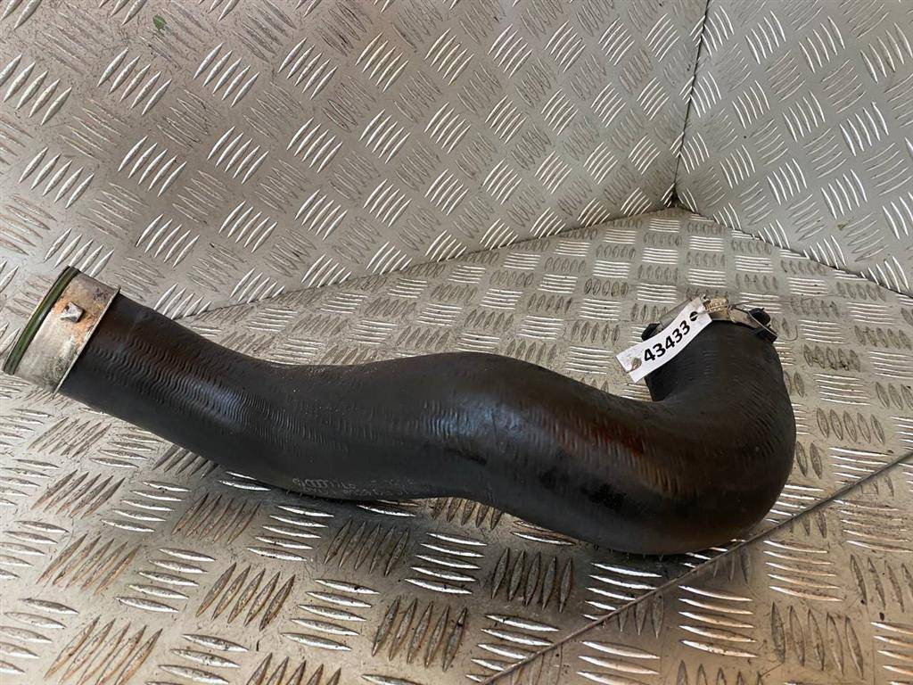 патрубок интеркулера Volkswagen Touareg 1 поколение 2007, 2.5 л., TDi, дизель, АКПП, 7L6145790E - фото №1