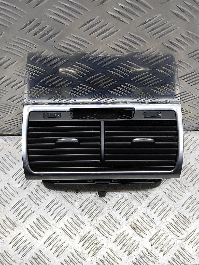 дефлектор обдува салона Audi Q7 4L 2006, 3.0 л., TDi, BUG, дизель, АКПП, бежево-серый, внедорожник 5 дв., полный привод, правый руль, 4L0820951 - фото №1