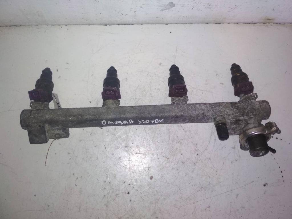 топливная рампа Opel Omega B 1998, 2.0 л., i, бензин, 90411551 - фото №1