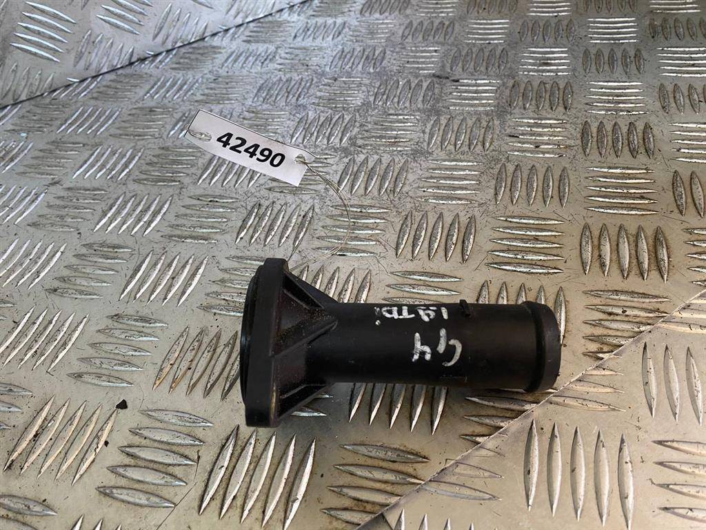 фланец (тройник) системы охлаждения Volkswagen Golf 4 поколение 1999, 1.9 л., TDi, дизель, 38121121 - фото №1