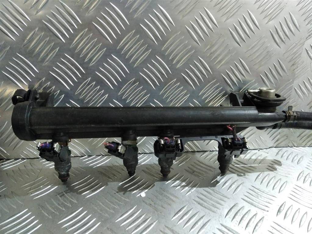 топливная рампа Volkswagen Golf 4 поколение 1997, 1.6 л., i, бензин, 037906031AA, 06A133317A - фото №1