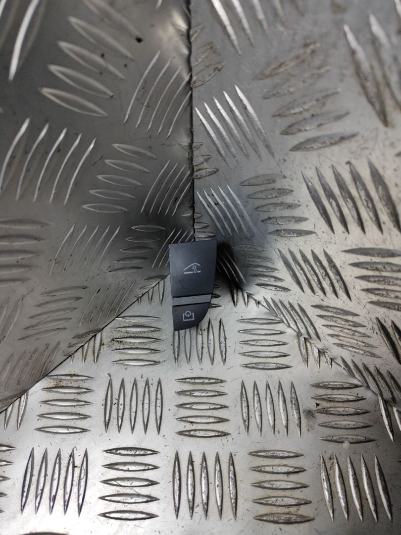 кнопка (выключатель) Audi A6 4F/C6 2006, 2.4 л., i, BDW, бензин, вариатор, чёрный, седан, передний привод, правый руль, 4F2927227 - фото №1