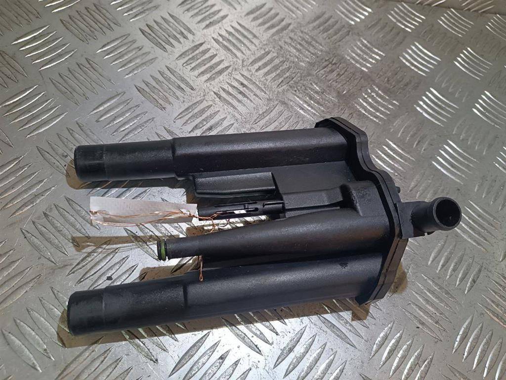 маслоотделитель (сапун) Land Rover Discovery 4 поколение 2010, 3.0 л., DT, дизель, 9X2Q6A785CB - фото №1