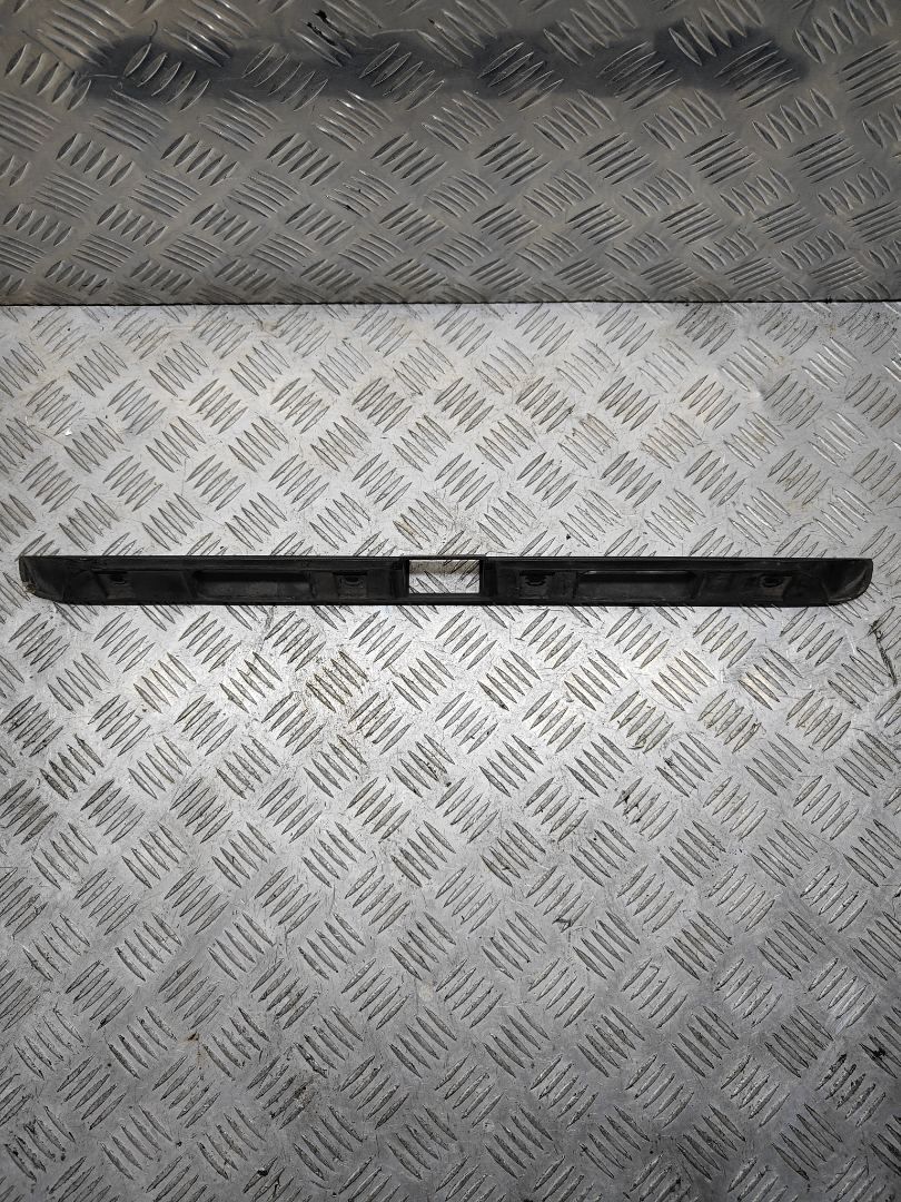 накладка подсветки номера Volkswagen Golf 2 поколение 1989, 191827577B - фото №1