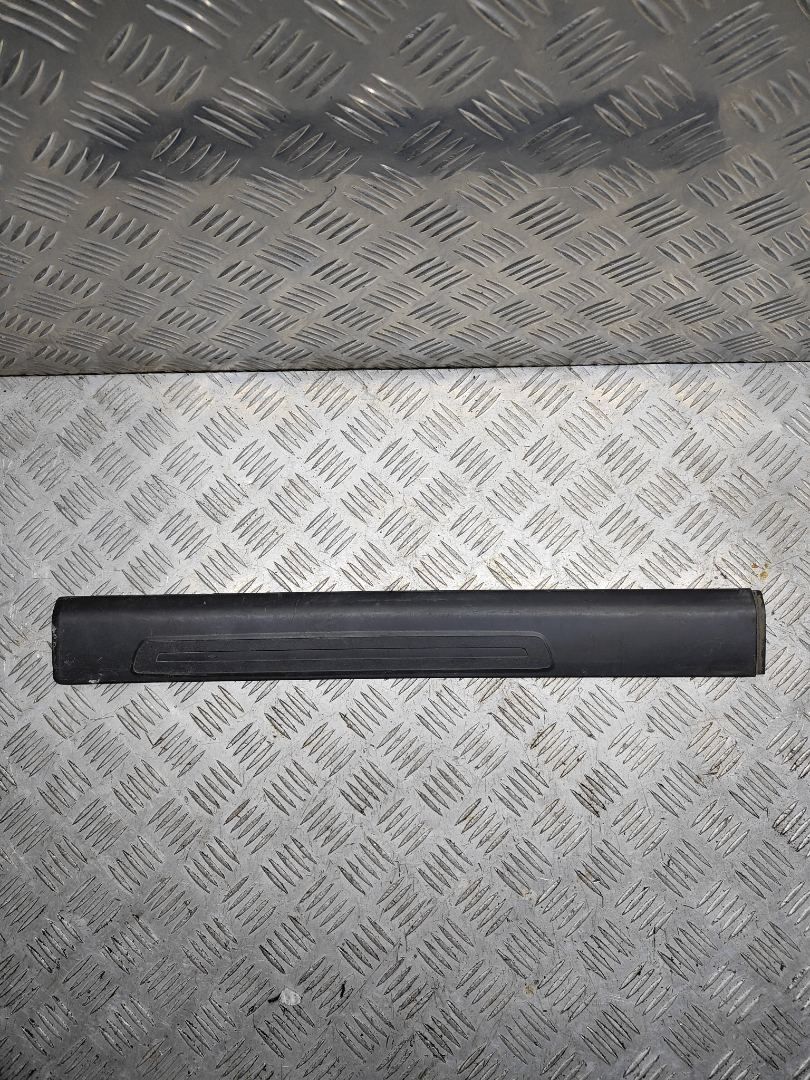 накладка на порог Audi A6 4F/C6 2006, 2.4 л., i, BDW, бензин, вариатор, чёрный, седан, передний привод, правый руль, 4F0853375B - фото №1