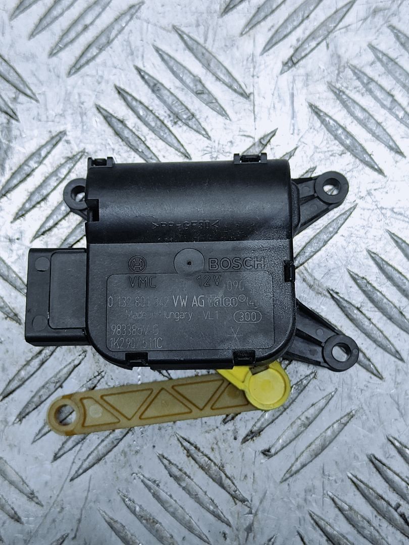 моторчик заслонки печки Volkswagen Passat B6 2007, 2.0 л., TDi, BMR, дизель, 6МКПП, чёрный, седан, передний привод, правый руль, 1K2907511C - фото №1