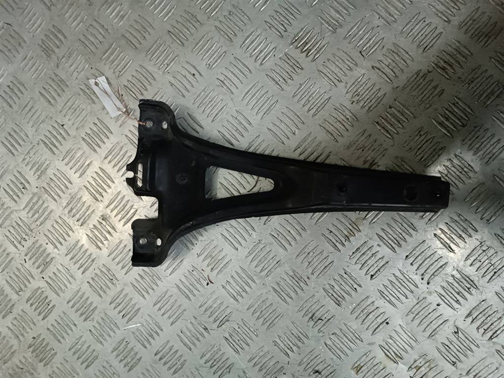 кронштейн (крепление) Volkswagen Golf 4 поколение 2000, 1.4 л., i, бензин, 1J0805569B - фото №1