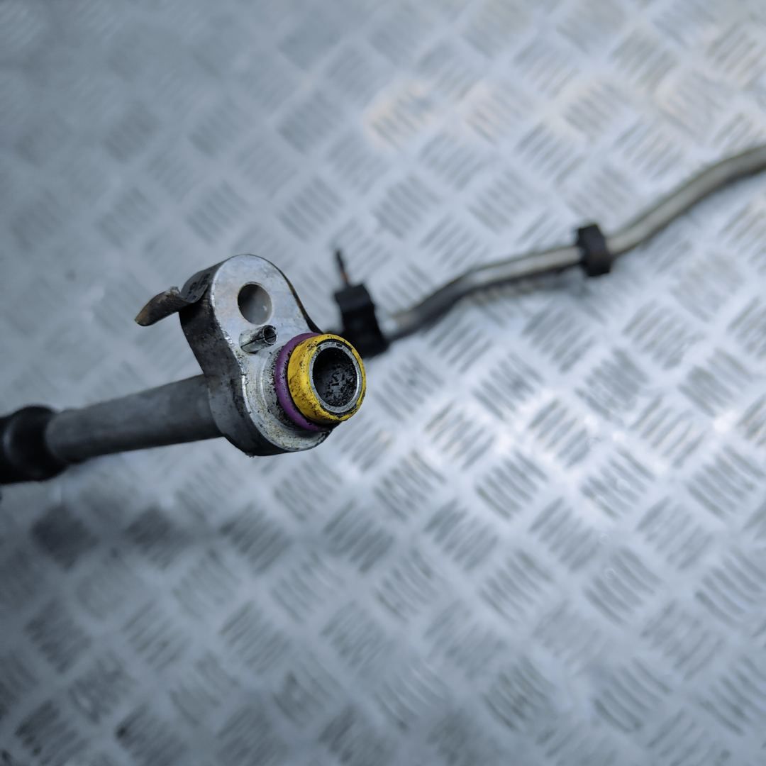 трубка кондиционера Audi Q7 4L 2006, 3.0 л., TDi, BUG, дизель, АКПП, бежево-серый, внедорожник 5 дв., полный привод, правый руль, 7L8820886A - фото №1