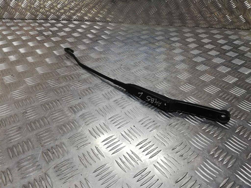 щеткодержатель (поводок стеклоочистителя, дворник) Audi A4 B5 1995, 8D1955407B - фото №1