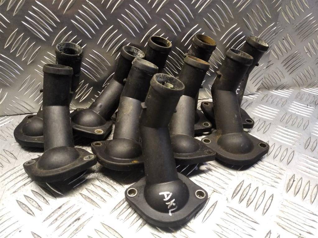 фланец (тройник) системы охлаждения Skoda Octavia 1 поколение (A4) 1999, 1.6 л., i, бензин, 06A121121C - фото №1