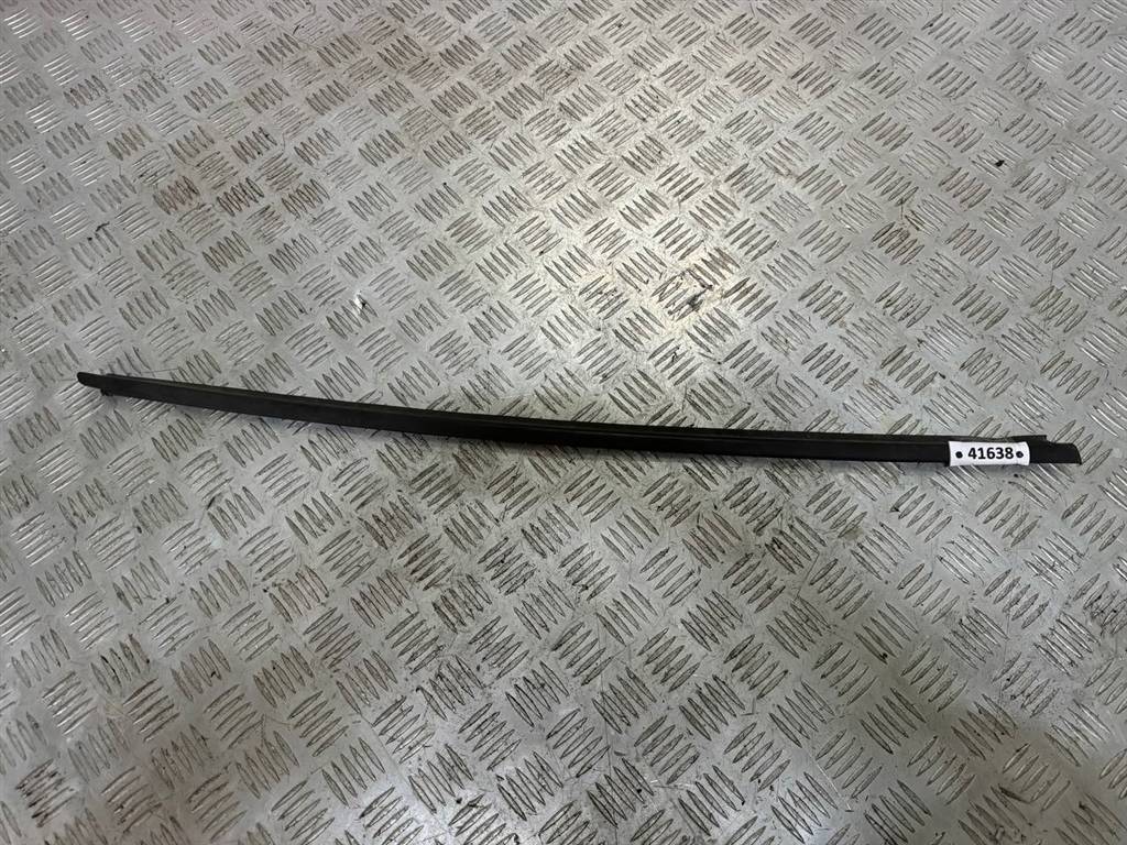 молдинг стекла Volkswagen Golf 4 поколение 2000 - фото №1