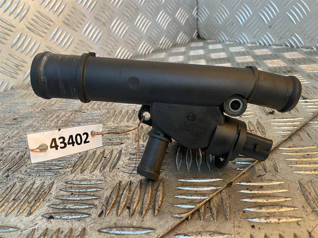 фланец (тройник) системы охлаждения Volkswagen Golf 4 поколение 1999, 1.9 л., TDi, дизель, 38121133 - фото №1