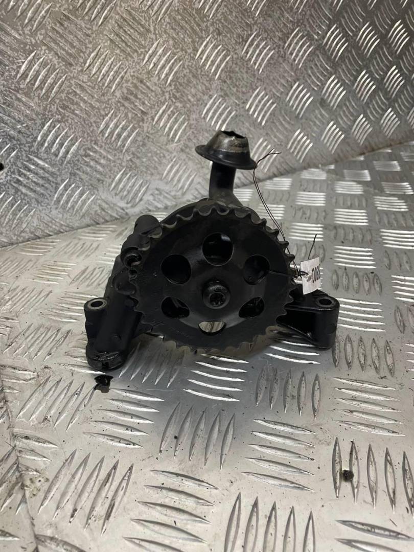 насос масляный Volkswagen Golf 4 поколение 2002, 1.9 л., TDi, дизель, 06A115121 - фото №1