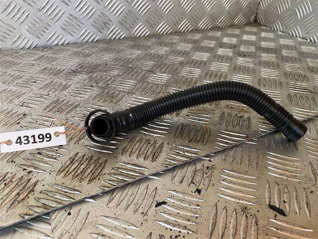 патрубок вентиляции картера Volkswagen Polo 4 поколение 2003, 1.2 л., i, бензин, 03E103201B - фото №1