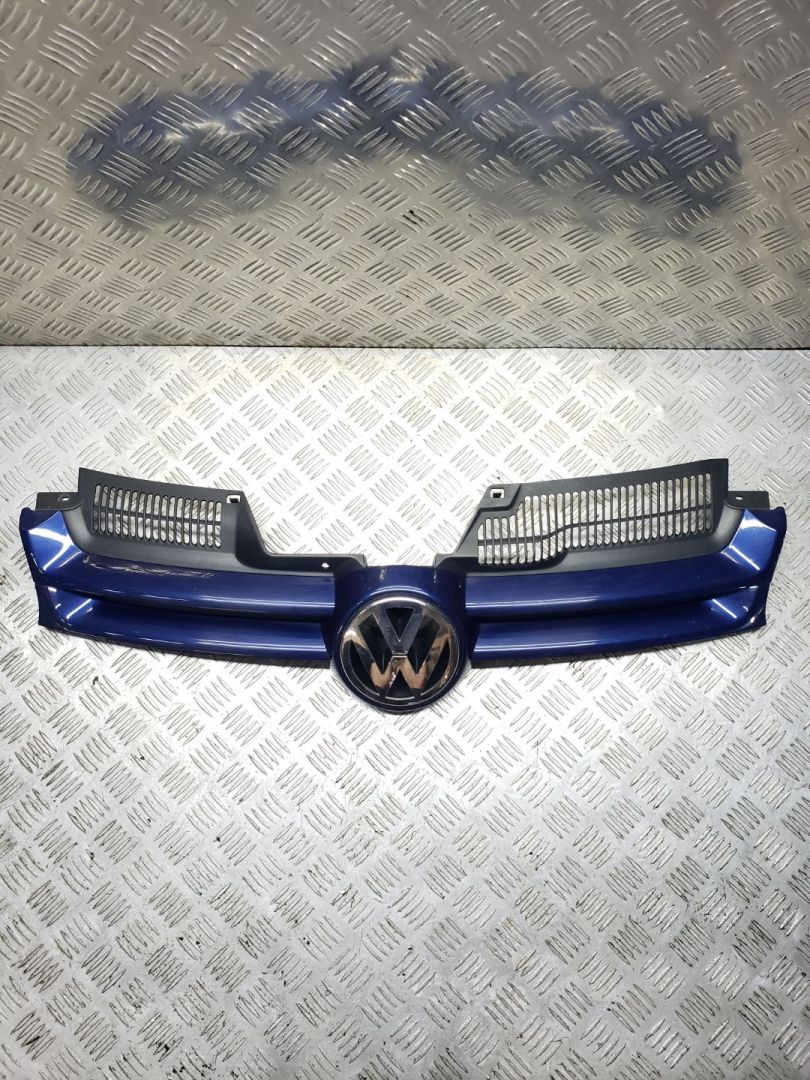 решетка радиатора Volkswagen Golf 5 поколение 2006, синий, 1K0853655, 1K0853655C - фото №1