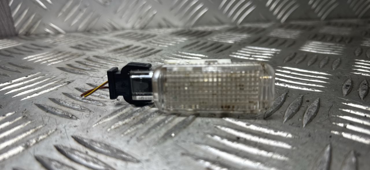 подсветка двери Audi A6 4F/C6 2006, 2.4 л., i, BDW, бензин, вариатор, чёрный, седан, передний привод, правый руль, 8D0947418 - фото №1