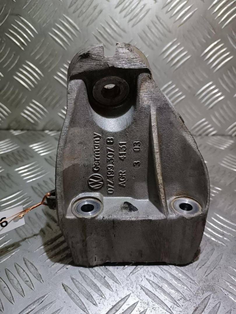 кронштейн двигателя Volkswagen Touareg 1 поколение 2004, 5.0 л., TDi, дизель, 07Z199307B - фото №1