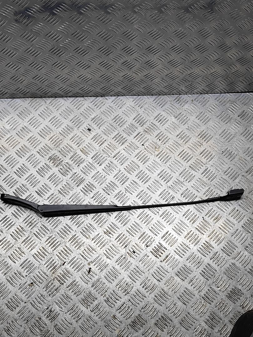 щеткодержатель (поводок стеклоочистителя, дворник) Volkswagen Passat B6 2009, 2.0 л., TDi, CBAA, дизель, 6МКПП, серебристый, седан, передний привод, правый руль, 3C2955409B - фото №1