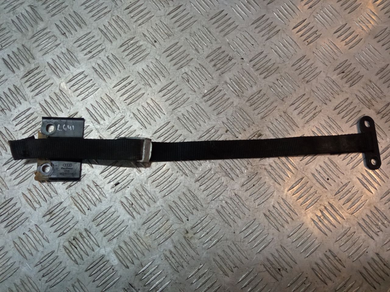 крепление аккумулятора Audi A6 4F/C6 2006, 2.4 л., i, BDW, бензин, вариатор, чёрный, седан, передний привод, правый руль, 4F0867749 - фото №1