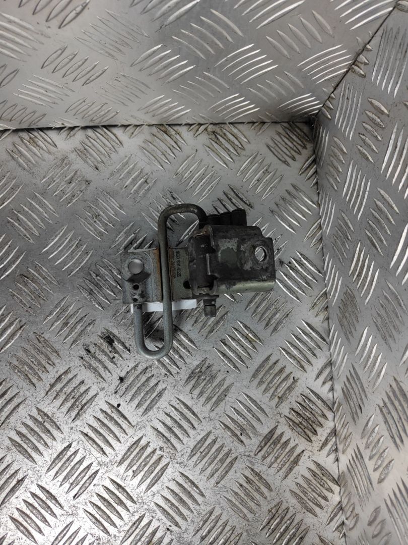 петля двери Audi Q7 4L 2006, 3.0 л., TDi, BUG, дизель, АКПП, бежево-серый, внедорожник 5 дв., полный привод, правый руль, 8E0831412E - фото №1