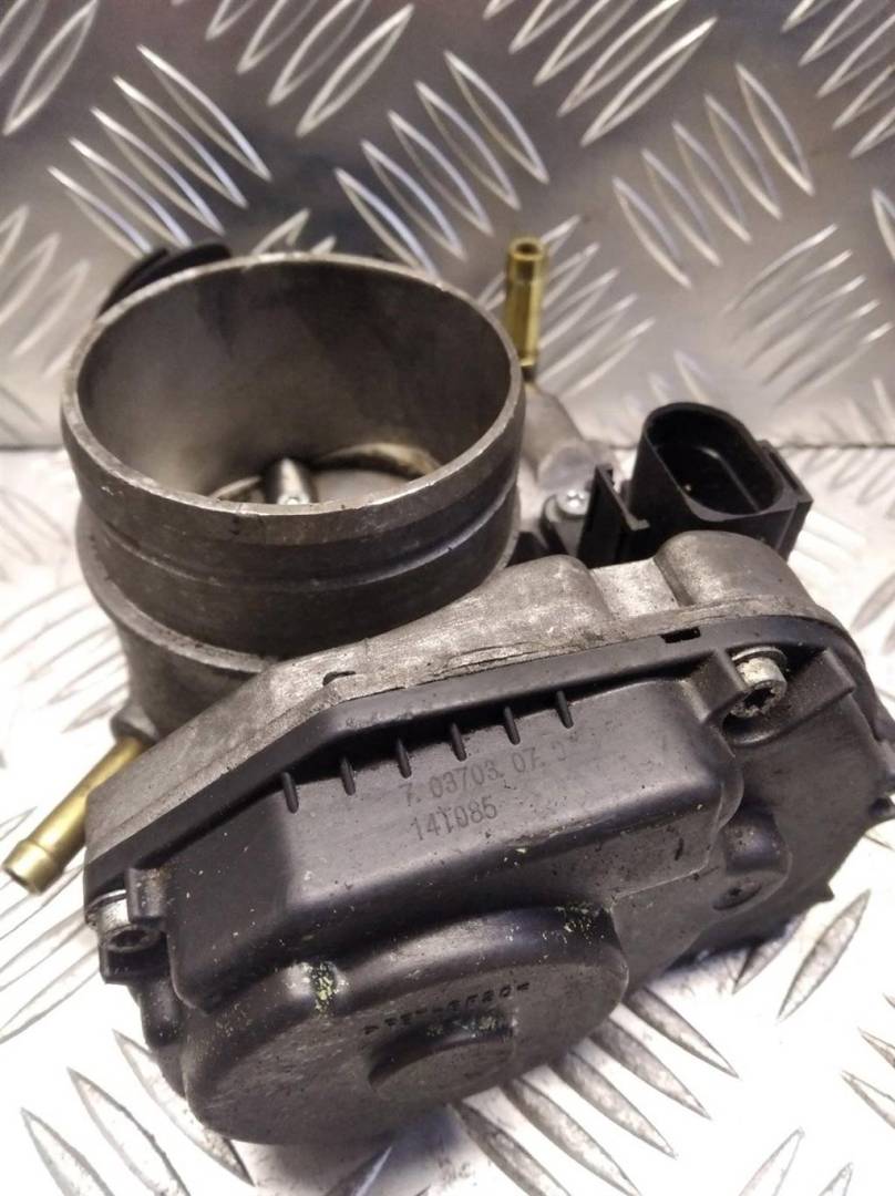 заслонка дроссельная Volkswagen Golf 4 поколение 1999, 1.6 л., i, бензин, 06A133064J, 7.03703.07.0 - фото №1