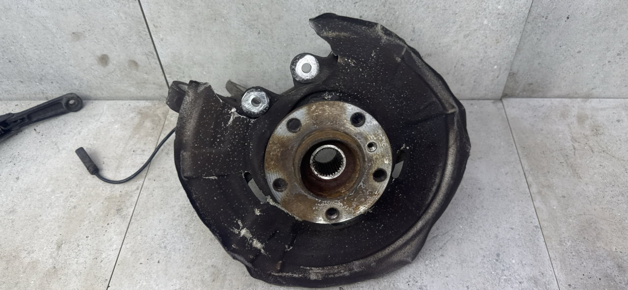 кулак задний правый BMW 5 серия F07/F10/F11 (2009 - 2013), 33326793770 - фото №1