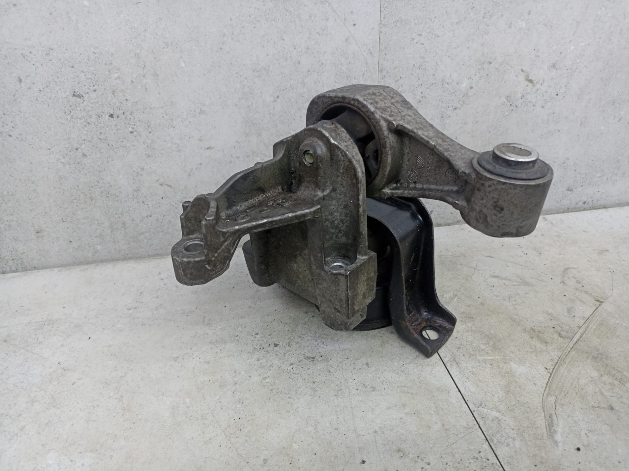 подушка крепления двигателя Nissan Juke YF15 2011, 113501KC0A - фото №1