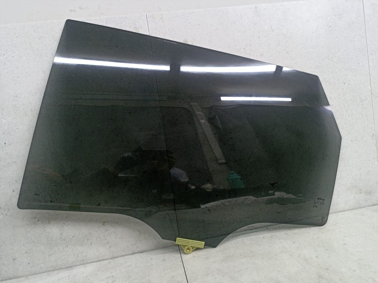 стекло двери задней левой Kia Sorento 3 поколение 2017, 43R000399 - фото №1