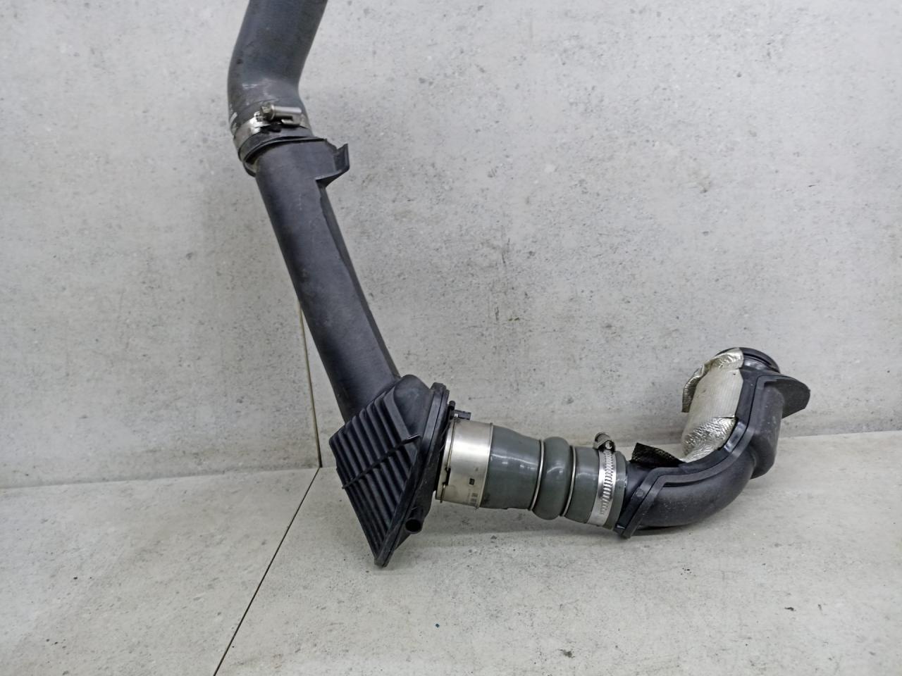 патрубок интеркулера Renault Scenic 3 поколение 2011, 8200687468, 144602487R, 8200061953 - фото №1