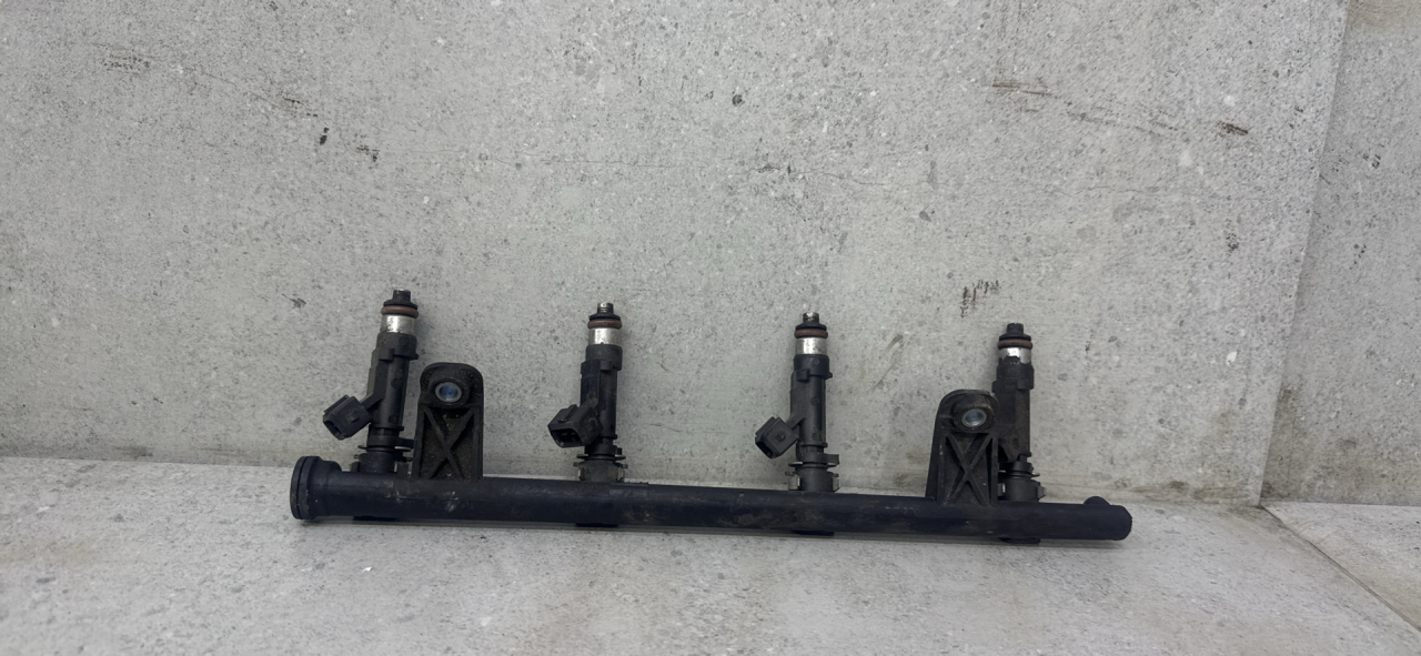 топливная рампа Renault Logan 1 поколение (2004 - 2009), 8200494284 - фото №1